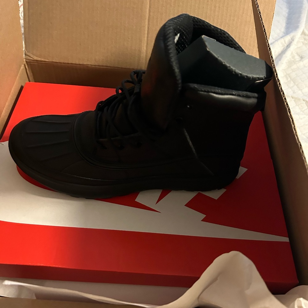 Nike acg 10.5 boots brand new